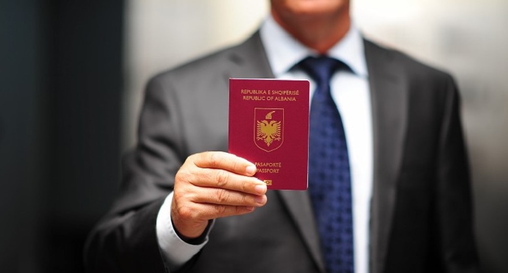 Dyfishohet numri i shtetasve qe moren pasaporte shqiptare ne 2022
